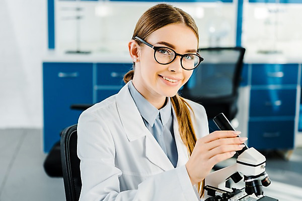 포토 JPG 서양인 외국인 응시 여자 실내 현미경 실험 한명 미소 사람 상반신 20대 성인 앞모습 잡기 실험복 연구실 생명공학 연구원 체코 성인여자한명만 안경낌 국내포토 직업 1 시선 유럽 안경 뷰포인트 의학 모션 표정 실험기구 인종 청년 내부 가운 여자한명만 성인여자만 파일형식