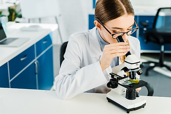 포토 JPG 서양인 외국인 응시 여자 잎 실내 현미경 실험 한명 사람 앉기 상반신 20대 성인 앞모습 관찰 잡기 실험복 연구실 생명공학 연구원 집중 체코 성인여자한명만 안경낌 국내포토 식물 직업 1 시선 유럽 안경 뷰포인트 컨셉 의학 모션 실험기구 인종 청년 내부 가운 여자한명만 성인여자만 파일형식