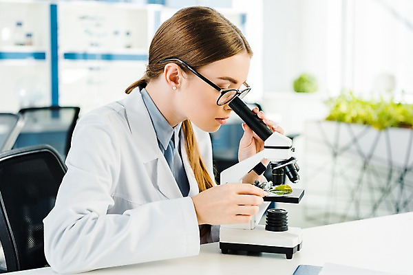 포토 JPG 서양인 외국인 응시 여자 실내 현미경 실험 한명 사람 앉기 상반신 20대 성인 옆모습 관찰 잡기 실험복 연구실 생명공학 연구원 체코 성인여자한명만 안경낌 국내포토 직업 1 시선 유럽 안경 뷰포인트 의학 모션 실험기구 인종 청년 내부 가운 여자한명만 성인여자만 파일형식