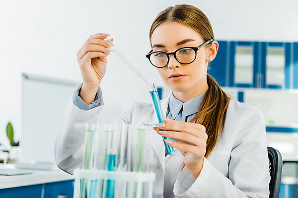 포토 JPG 서양인 외국인 응시 여자 실내 실험 한명 사람 앉기 상반신 20대 성인 앞모습 잡기 실험복 연구실 생명공학 연구원 스포이트 집중 시험관 용액 체코 성인여자한명만 안경낌 국내포토 직업 1 시선 유럽 안경 뷰포인트 컨셉 의학 모션 실험기구 인종 청년 내부 가운 피펫 여자한명만 성인여자만 파일형식