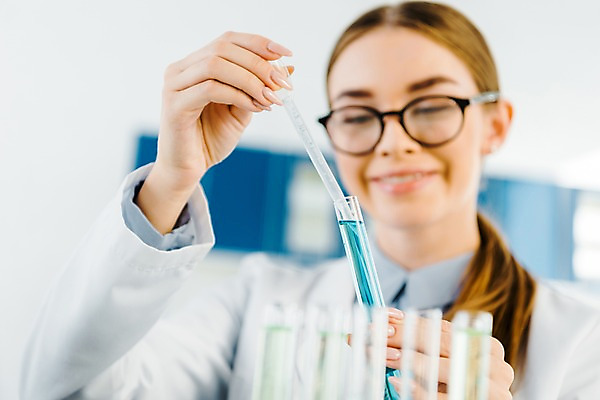 포토 JPG 서양인 외국인 응시 여자 실내 실험 한명 미소 사람 앉기 상반신 20대 성인 앞모습 관찰 잡기 실험복 생명공학 연구원 스포이트 시험관 용액 체코 성인여자한명만 안경낌 국내포토 직업 1 시선 유럽 안경 뷰포인트 의학 모션 표정 실험기구 인종 청년 내부 가운 피펫 여자한명만 성인여자만 파일형식