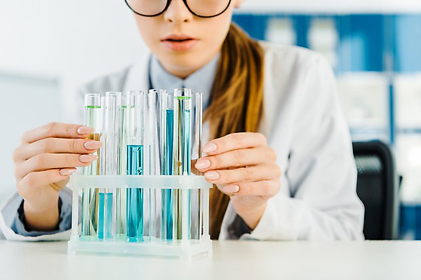 포토 JPG 서양인 외국인 응시 여자 실내 실험 한명 사람 앉기 근접촬영 상반신 20대 성인 앞모습 관찰 잡기 실험복 연구실 생명공학 연구원 시험관 용액 체코 성인여자한명만 안경낌 국내포토 직업 1 시선 유럽 안경 뷰포인트 의학 모션 실험기구 인종 청년 내부 가운 여자한명만 성인여자만 파일형식