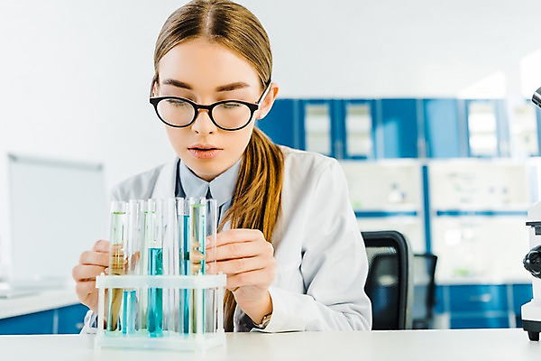 포토 JPG 서양인 외국인 응시 여자 실내 실험 한명 사람 앉기 상반신 20대 성인 앞모습 관찰 잡기 실험복 연구실 생명공학 연구원 시험관 용액 체코 성인여자한명만 안경낌 국내포토 직업 1 시선 유럽 안경 뷰포인트 의학 모션 실험기구 인종 청년 내부 가운 여자한명만 성인여자만 파일형식