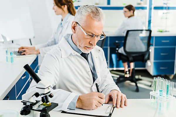 포토 JPG 서양인 외국인 응시 여자 노년 남자 실내 현미경 실험 사람 상반신 20대 성인 옆모습 뒷모습 세명 노트북 펜 타이핑 기록 실험복 연구실 일기 60대 생명공학 연구원 문서 파일 체코 국내포토 직업 시선 유럽 뷰포인트 의학 실험기구 인종 청년 내부 전자제품 필기구 가운 파일형식