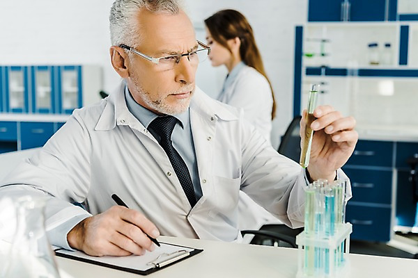 포토 JPG 서양인 외국인 응시 여자 노년 남자 실내 실험 들기 사람 앉기 상반신 20대 성인 두명 옆모습 펜 관찰 기록 잡기 실험복 연구실 60대 생명공학 연구원 집중 시험관 문서 파일 체코 안경낌 국내포토 직업 시선 유럽 안경 뷰포인트 컨셉 의학 모션 실험기구 인종 청년 내부 필기구 가운 파일형식