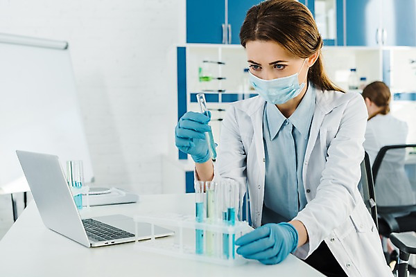 포토 JPG 서양인 외국인 응시 여자 실내 실험 들기 사람 상반신 20대 성인 두명 옆모습 뒷모습 노트북 관찰 실험복 연구실 생명공학 연구원 시험관 체코 성인여자만 국내포토 직업 시선 유럽 뷰포인트 의학 모션 실험기구 인종 청년 내부 전자제품 가운 여자만 성인만 파일형식