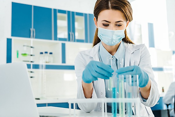 포토 JPG 서양인 외국인 응시 여자 실내 실험 마스크 한명 사람 앉기 상반신 20대 성인 앞모습 노트북 관찰 잡기 실험복 연구실 생명공학 연구원 시험관 체코 성인여자한명만 국내포토 직업 1 시선 유럽 뷰포인트 의학 모션 실험기구 인종 청년 내부 전자제품 가운 여자한명만 성인여자만 파일형식