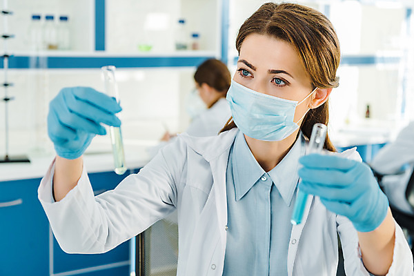 포토 JPG 서양인 외국인 응시 여자 실내 실험 마스크 들기 사람 앉기 상반신 20대 성인 두명 앞모습 뒷모습 잡기 실험복 연구실 생명공학 연구원 시험관 용액 체코 국내포토 직업 시선 유럽 뷰포인트 의학 모션 실험기구 인종 청년 내부 가운 파일형식