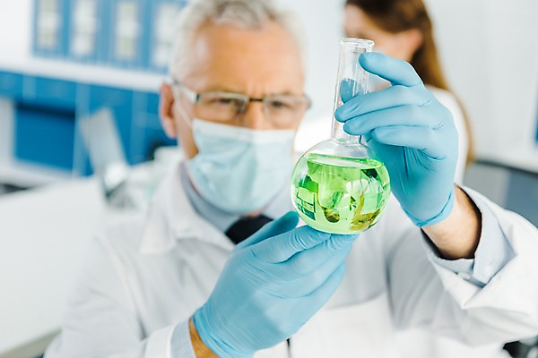 포토 JPG 서양인 외국인 응시 여자 노년 남자 실내 실험 마스크 들기 사람 앉기 상반신 20대 성인 두명 앞모습 옆모습 관찰 잡기 실험복 연구실 60대 생명공학 연구원 비커 용액 체코 안경낌 국내포토 직업 시선 유럽 안경 뷰포인트 의학 모션 실험기구 인종 청년 내부 가운 파일형식