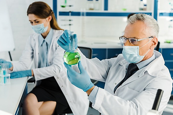 포토 JPG 서양인 외국인 응시 여자 노년 남자 실내 실험 마스크 들기 사람 앉기 상반신 20대 성인 두명 앞모습 옆모습 관찰 실험복 연구실 60대 생명공학 연구원 시험관 비커 용액 체코 안경낌 국내포토 직업 시선 유럽 안경 뷰포인트 의학 모션 실험기구 인종 청년 내부 가운 파일형식