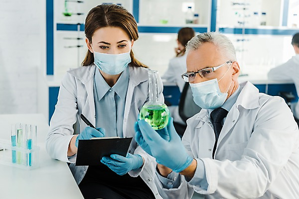 포토 JPG 서양인 외국인 응시 여자 노년 남자 실내 실험 마스크 사람 앉기 상반신 20대 성인 두명 앞모습 옆모습 펜 관찰 기록 잡기 실험복 연구실 60대 생명공학 연구원 문서 파일 비커 용액 체코 국내포토 직업 시선 유럽 뷰포인트 의학 모션 실험기구 인종 청년 내부 필기구 가운 파일형식