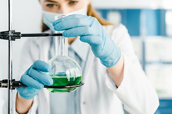 포토 JPG 서양인 외국인 응시 여자 실내 실험 한명 사람 앉기 상반신 20대 성인 앞모습 신체부위 양손 관찰 잡기 실험복 연구실 생명공학 연구원 집중 비커 체코 성인여자한명만 국내포토 직업 1 손 시선 유럽 뷰포인트 컨셉 의학 모션 실험기구 인종 청년 내부 가운 여자한명만 성인여자만 파일형식