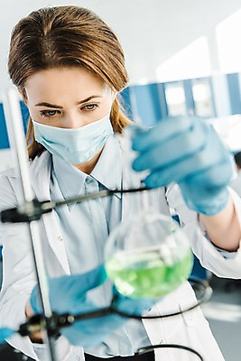 포토 JPG 서양인 외국인 응시 여자 실내 실험 마스크 한명 들기 사람 앉기 상반신 20대 성인 앞모습 신체부위 양손 관찰 실험복 연구실 생명공학 연구원 집중 비커 체코 성인여자한명만 국내포토 직업 1 손 시선 유럽 뷰포인트 컨셉 의학 모션 실험기구 인종 청년 내부 가운 여자한명만 성인여자만 파일형식