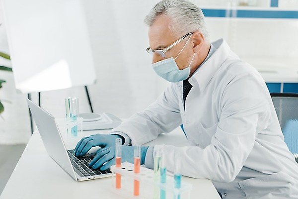 포토 JPG 서양인 외국인 노년 남자 실내 실험 마스크 한명 사람 앉기 상반신 옆모습 노트북 관찰 타이핑 기록 실험복 연구실 60대 생명공학 연구원 시험관 용액 체코 노인남자한명만 안경낌 국내포토 직업 1 유럽 안경 뷰포인트 의학 모션 실험기구 인종 성인 내부 전자제품 가운 남자한명만 노인남자만 파일형식