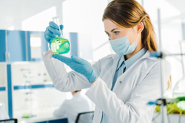 포토 JPG 서양인 외국인 응시 여자 실내 실험 마스크 한명 사람 상반신 20대 성인 옆모습 관찰 잡기 실험복 연구실 생명공학 연구원 비커 용액 체코 성인여자한명만 국내포토 직업 1 시선 유럽 뷰포인트 의학 모션 실험기구 인종 청년 내부 가운 여자한명만 성인여자만 파일형식