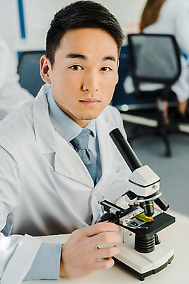 포토 JPG 전신 서양인 외국인 응시 여자 남자 잎 실내 현미경 실험 사람 앉기 동양인 상반신 20대 성인 앞모습 뒷모습 세명 관찰 실험복 연구실 생명공학 연구원 체코 국내포토 식물 직업 시선 유럽 뷰포인트 의학 모션 실험기구 인종 청년 내부 가운 파일형식