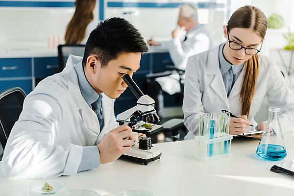 포토 JPG 서양인 외국인 응시 여자 노년 남자 실내 현미경 실험기구 실험 사람 앉기 동양인 여러명 상반신 20대 성인 앞모습 옆모습 뒷모습 관찰 기록 실험복 연구실 60대 생명공학 연구원 집중 시험관 문서 파일 비커 체코 국내포토 직업 시선 유럽 뷰포인트 과학 다수 컨셉 의학 모션 인종 청년 내부 가운 파일형식