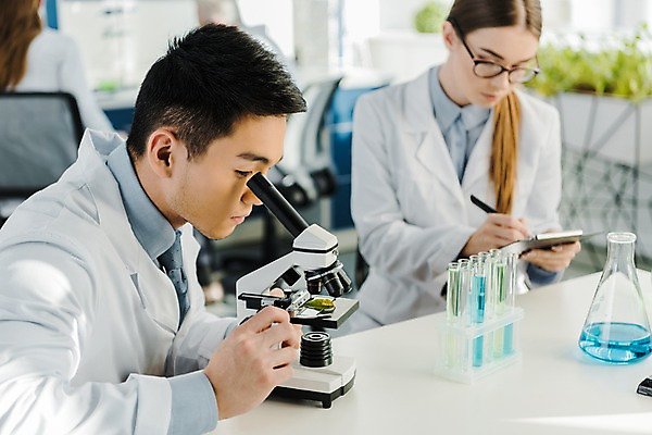 포토 JPG 서양인 외국인 응시 여자 노년 남자 실내 현미경 실험기구 실험 사람 앉기 동양인 여러명 상반신 20대 성인 앞모습 옆모습 뒷모습 관찰 기록 실험복 연구실 60대 생명공학 연구원 집중 시험관 파일 비커 체코 국내포토 직업 시선 유럽 뷰포인트 과학 다수 컨셉 의학 모션 인종 청년 내부 가운 파일형식