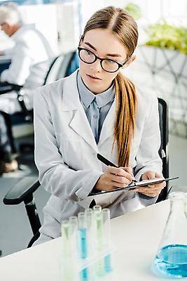 포토 JPG 서양인 외국인 응시 여자 노년 남자 실내 실험 사람 상반신 20대 성인 두명 앞모습 뒷모습 펜 기록 실험복 연구실 60대 생명공학 연구원 시험관 파일 비커 용액 체코 안경낌 국내포토 직업 시선 유럽 안경 뷰포인트 의학 실험기구 인종 청년 내부 필기구 가운 파일형식