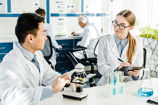 포토 JPG 서양인 외국인 응시 여자 노년 남자 잎 실내 현미경 실험 사람 앉기 동양인 여러명 상반신 20대 성인 앞모습 옆모습 뒷모습 펜 마주보기 기록 실험복 연구실 60대 생명공학 연구원 시험관 파일 비커 용액 체코 안경낌 국내포토 식물 직업 시선 유럽 안경 뷰포인트 다수 의학 모션 실험기구 인종 청년 내부 필기구 가운 파일형식