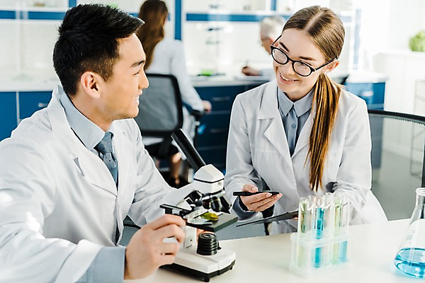 포토 JPG 서양인 외국인 응시 여자 노년 남자 잎 실내 현미경 실험 미소 사람 앉기 동양인 여러명 상반신 20대 성인 앞모습 옆모습 뒷모습 펜 마주보기 실험복 연구실 60대 생명공학 연구원 시험관 비커 용액 체코 국내포토 식물 직업 시선 유럽 뷰포인트 다수 의학 모션 표정 실험기구 인종 청년 내부 필기구 가운 파일형식