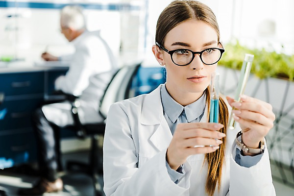 포토 JPG 전신 서양인 외국인 응시 여자 노년 남자 실내 실험 사람 앉기 상반신 20대 성인 두명 앞모습 뒷모습 아웃포커스 관찰 잡기 실험복 60대 생명공학 연구원 시험관 체코 안경낌 국내포토 직업 시선 유럽 안경 뷰포인트 의학 모션 촬영기법 실험기구 인종 청년 내부 가운 파일형식