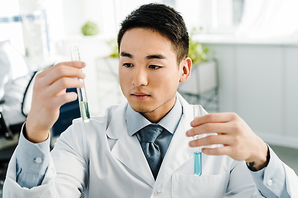 포토 JPG 외국인 응시 남자 실내 실험 한명 들기 사람 앉기 동양인 상반신 20대 성인 앞모습 관찰 잡기 실험복 연구실 생명공학 연구원 시험관 용액 체코 성인남자한명만 국내포토 직업 1 시선 유럽 뷰포인트 의학 모션 실험기구 인종 청년 내부 가운 남자한명만 성인남자만 파일형식