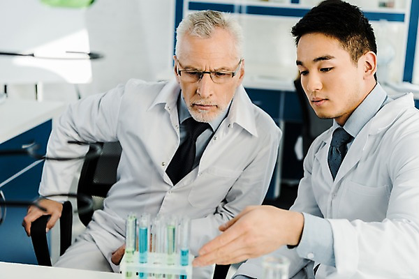 포토 JPG 서양인 외국인 응시 노년 남자 실내 실험 설명 사람 앉기 동양인 상반신 20대 성인 두명 앞모습 옆모습 가리킴 실험복 연구실 60대 생명공학 연구원 집중 시험관 체코 국내포토 직업 시선 유럽 뷰포인트 컨셉 의학 모션 실험기구 인종 손짓 청년 내부 가운 파일형식