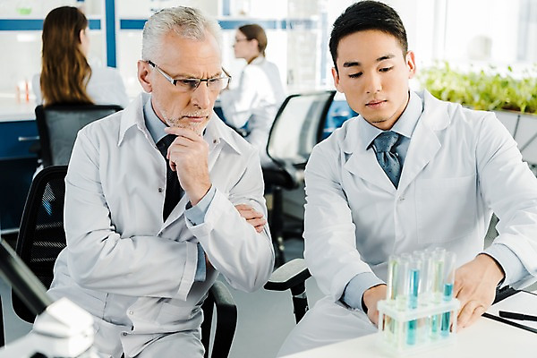 포토 JPG 서양인 외국인 응시 여자 노년 남자 실내 실험 사람 앉기 동양인 여러명 상반신 20대 성인 앞모습 뒷모습 관찰 잡기 실험복 연구실 60대 생명공학 연구원 집중 시험관 체코 안경낌 국내포토 직업 시선 유럽 안경 뷰포인트 다수 컨셉 의학 모션 실험기구 인종 청년 내부 가운 파일형식