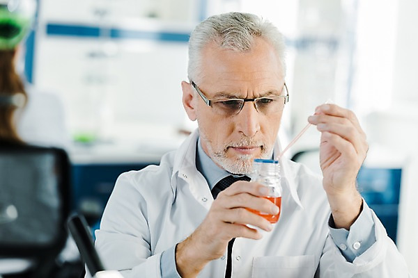 포토 JPG 서양인 외국인 응시 여자 노년 남자 실내 실험 들기 사람 앉기 상반신 20대 성인 두명 앞모습 뒷모습 관찰 잡기 실험복 연구실 60대 생명공학 연구원 스포이트 집중 용액 체코 안경낌 국내포토 직업 시선 유럽 안경 뷰포인트 컨셉 의학 모션 인종 청년 내부 가운 피펫 파일형식