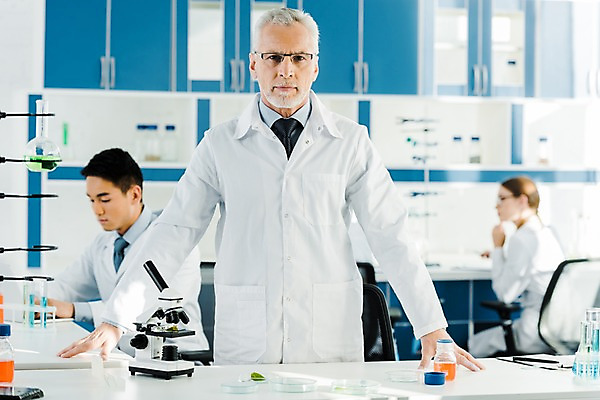 포토 JPG 서양인 외국인 응시 여자 노년 남자 실내 현미경 실험기구 실험 서기 사람 앉기 동양인 상반신 20대 성인 앞모습 옆모습 뒷모습 세명 실험복 연구실 60대 생명공학 연구원 시험관 비커 용액 체코 안경낌 국내포토 직업 시선 유럽 안경 뷰포인트 과학 의학 모션 인종 청년 내부 가운 파일형식