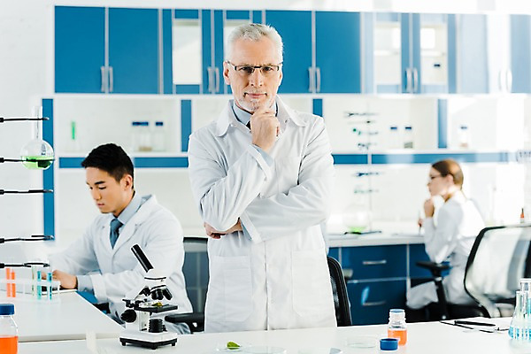 포토 JPG 서양인 외국인 응시 여자 노년 남자 실내 현미경 실험기구 실험 서기 미소 사람 앉기 동양인 상반신 20대 성인 앞모습 옆모습 세명 실험복 연구실 60대 생명공학 연구원 집중 시험관 비커 용액 체코 안경낌 국내포토 직업 시선 유럽 안경 뷰포인트 과학 컨셉 의학 모션 표정 인종 청년 내부 가운 파일형식