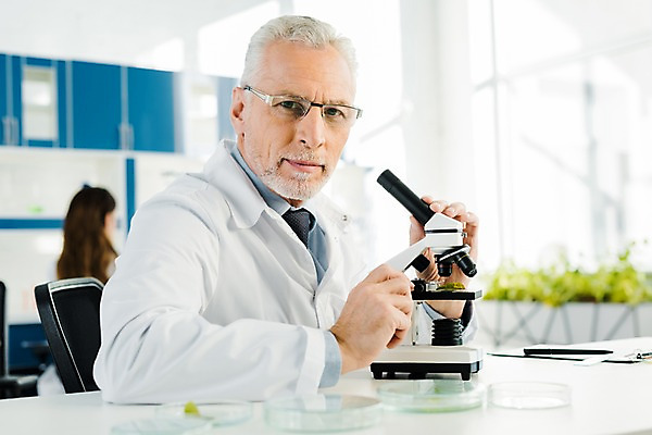 포토 JPG 서양인 외국인 응시 여자 노년 남자 잎 실내 현미경 실험 사람 앉기 상반신 20대 성인 두명 옆모습 뒷모습 관찰 잡기 실험복 연구실 60대 생명공학 연구원 체코 안경낌 국내포토 식물 직업 시선 유럽 안경 뷰포인트 의학 모션 실험기구 인종 청년 내부 가운 파일형식