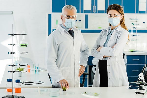 포토 JPG 서양인 외국인 응시 여자 노년 남자 실내 현미경 실험기구 실험 마스크 서기 사람 상반신 20대 성인 두명 옆모습 팔짱 실험복 연구실 60대 생명공학 연구원 시험관 비커 체코 보안경 국내포토 직업 시선 유럽 뷰포인트 과학 의학 모션 인종 청년 내부 가운 안전장비 파일형식