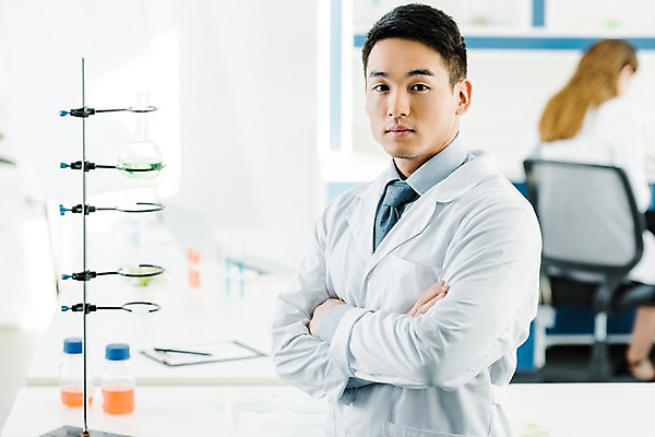 포토 JPG 전신 서양인 외국인 응시 여자 남자 실내 실험기구 실험 서기 사람 앉기 동양인 상반신 20대 성인 두명 옆모습 뒷모습 아웃포커스 팔짱 실험복 연구실 생명공학 연구원 체코 성인만 국내포토 직업 시선 유럽 뷰포인트 과학 의학 모션 촬영기법 인종 청년 내부 가운 파일형식