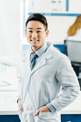 포토 JPG 외국인 응시 남자 실내 실험 한명 서기 미소 사람 동양인 상반신 20대 성인 앞모습 실험복 연구실 생명공학 연구원 주머니손 체코 성인남자한명만 국내포토 직업 1 시선 유럽 뷰포인트 의학 모션 표정 인종 청년 내부 가운 남자한명만 성인남자만 파일형식