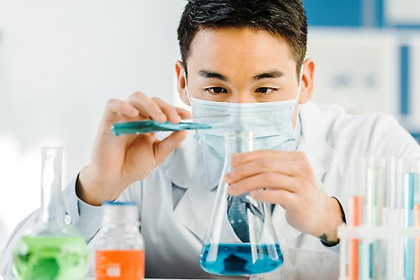 포토 JPG 외국인 응시 남자 실내 실험기구 실험 마스크 한명 사람 동양인 상반신 20대 성인 앞모습 실험복 연구실 생명공학 연구원 집중 시험관 비커 용액 체코 성인남자한명만 국내포토 직업 1 시선 유럽 뷰포인트 과학 컨셉 의학 인종 청년 내부 가운 남자한명만 성인남자만 파일형식