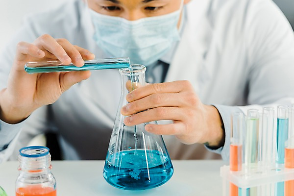 포토 JPG 외국인 응시 남자 실내 실험기구 실험 마스크 한명 사람 앉기 동양인 상반신 20대 성인 앞모습 실험복 연구실 생명공학 연구원 집중 비커 용액 체코 성인남자한명만 국내포토 직업 1 시선 유럽 뷰포인트 과학 컨셉 의학 모션 인종 청년 내부 가운 남자한명만 성인남자만 파일형식