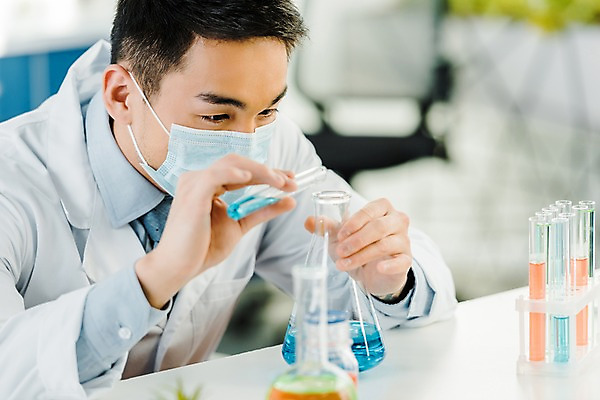 포토 JPG 외국인 손 응시 남자 실내 실험기구 실험 마스크 한명 사람 앉기 동양인 상반신 20대 성인 옆모습 실험복 연구실 생명공학 연구원 집중 시험관 비커 용액 체코 성인남자한명만 국내포토 직업 1 시선 유럽 뷰포인트 과학 컨셉 의학 모션 인종 청년 내부 신체부위 가운 남자한명만 성인남자만 파일형식