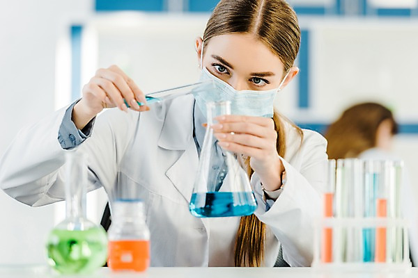 포토 JPG 서양인 외국인 응시 여자 실내 실험기구 실험 마스크 사람 앉기 상반신 20대 성인 두명 앞모습 뒷모습 생명공학 연구원 집중 시험관 비커 용액 체코 성인만 국내포토 직업 시선 유럽 뷰포인트 과학 컨셉 의학 모션 인종 청년 내부 파일형식