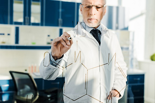 포토 JPG 서양인 외국인 응시 노년 남자 실내 실험 한명 사람 상반신 앞모습 기록 실험복 연구실 60대 생명공학 연구원 주머니손 체코 보드마카 화학식 노인남자한명만 국내포토 직업 1 시선 유럽 뷰포인트 의학 모션 인종 성인 내부 펜 가운 공식 남자한명만 노인남자만 파일형식