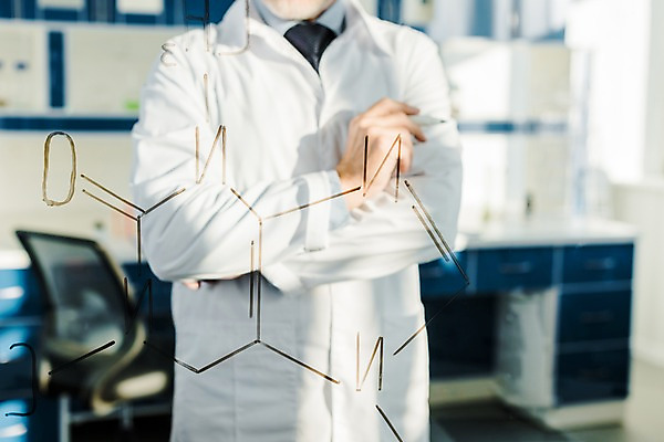 포토 JPG 서양인 외국인 응시 노년 남자 실내 실험 한명 사람 상반신 앞모습 팔짱 실험복 60대 생명공학 연구원 체코 보드마카 화학식 노인남자한명만 국내포토 직업 1 시선 유럽 뷰포인트 의학 모션 인종 성인 내부 펜 가운 공식 남자한명만 노인남자만 파일형식