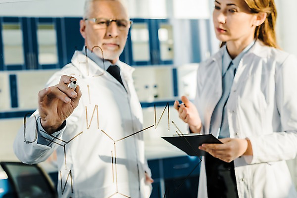 포토 JPG 서양인 외국인 응시 여자 노년 남자 실내 실험 설명 서기 사람 상반신 20대 성인 두명 옆모습 펜 실험복 연구실 60대 생명공학 연구원 집중 파일 주머니손 체코 보드마카 화학식 국내포토 직업 시선 유럽 뷰포인트 컨셉 의학 모션 인종 청년 내부 필기구 가운 공식 파일형식