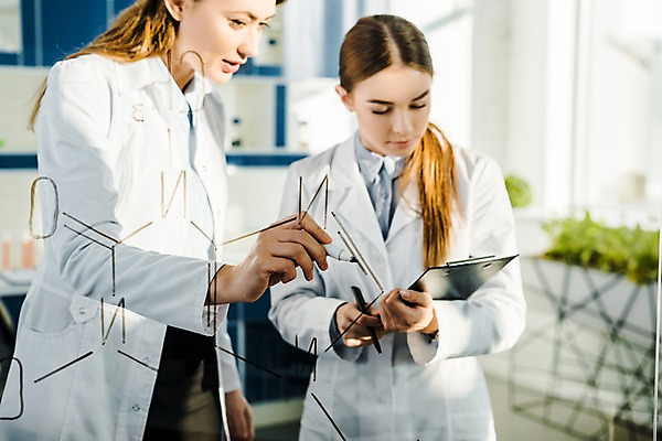 포토 JPG 서양인 외국인 응시 여자 실내 실험 설명 서기 사람 상반신 20대 성인 두명 앞모습 옆모습 실험복 연구실 생명공학 연구원 파일 체코 보드마카 화학식 성인여자만 국내포토 직업 시선 유럽 뷰포인트 의학 모션 인종 청년 내부 펜 가운 공식 여자만 성인만 파일형식