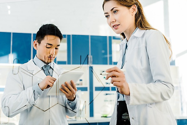 포토 JPG 서양인 외국인 손 응시 여자 남자 실내 실험 설명 서기 사람 동양인 상반신 20대 성인 두명 앞모습 옆모습 태블릿 기록 실험복 연구실 생명공학 연구원 집중 체코 보드마카 화학식 성인만 국내포토 직업 시선 유럽 뷰포인트 컨셉 의학 모션 인종 청년 내부 신체부위 전자제품 스마트기기 펜 가운 공식 파일형식