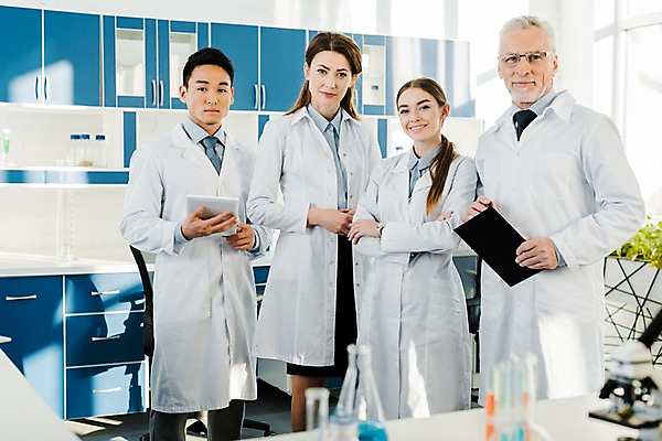 포토 JPG 서양인 외국인 응시 여자 노년 남자 실내 실험 서기 미소 사람 동양인 여러명 상반신 성인 앞모습 옆모습 태블릿 팔짱 실험복 연구실 60대 생명공학 연구원 파일 체코 성인만 국내포토 직업 시선 유럽 뷰포인트 다수 의학 모션 표정 인종 내부 전자제품 스마트기기 가운 파일형식