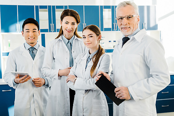 포토 JPG 서양인 외국인 응시 여자 노년 남자 실내 실험 서기 미소 사람 동양인 여러명 상반신 성인 앞모습 옆모습 태블릿 팔짱 실험복 연구실 60대 생명공학 연구원 파일 체코 국내포토 직업 시선 유럽 뷰포인트 다수 의학 모션 표정 인종 내부 전자제품 스마트기기 가운 파일형식