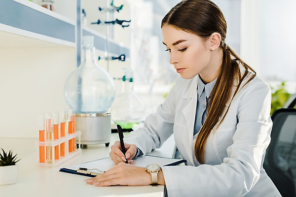 포토 JPG 서양인 외국인 응시 여자 실내 실험기구 실험 한명 사람 앉기 상반신 20대 성인 옆모습 펜 기록 실험복 연구실 일기 생명공학 연구원 집중 시험관 비커 체코 성인여자한명만 국내포토 직업 1 시선 유럽 뷰포인트 과학 컨셉 의학 모션 인종 청년 내부 필기구 가운 여자한명만 성인여자만 파일형식