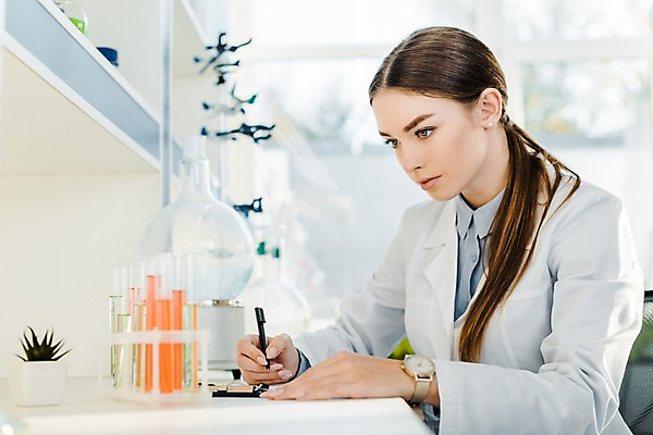 포토 JPG 서양인 외국인 응시 여자 실내 실험기구 실험 한명 사람 상반신 20대 성인 옆모습 펜 관찰 기록 실험복 연구실 일기 생명공학 연구원 집중 시험관 파일 비커 체코 성인여자한명만 국내포토 직업 1 시선 유럽 뷰포인트 과학 컨셉 의학 모션 인종 청년 내부 필기구 가운 여자한명만 성인여자만 파일형식