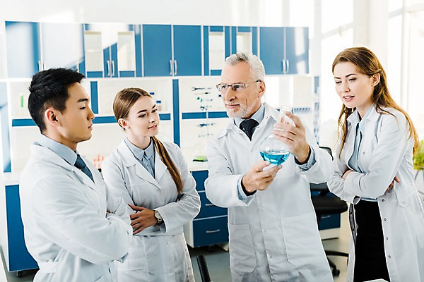 포토 JPG 서양인 외국인 응시 여자 노년 남자 회의 실내 실험 대화 서기 미소 사람 동양인 여러명 상반신 20대 성인 앞모습 옆모습 팔짱 실험복 연구실 60대 생명공학 연구원 비커 체코 국내포토 직업 시선 유럽 뷰포인트 다수 비즈니스 의학 모션 표정 실험기구 말하기 인종 청년 내부 가운 파일형식